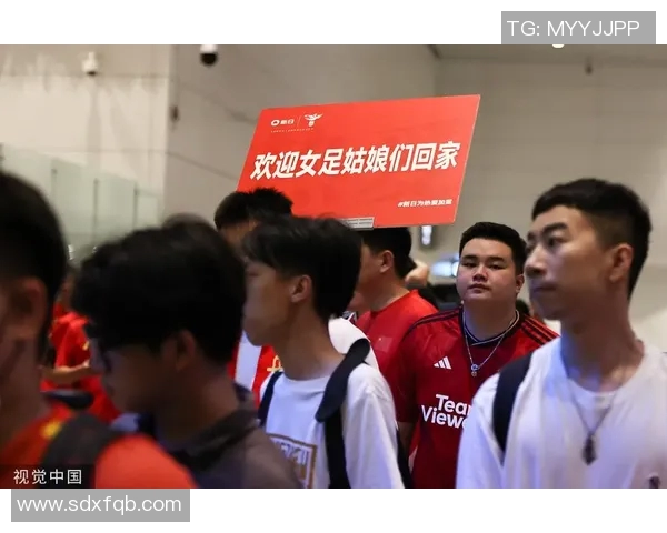 足球明星机场粉丝热情接机场面感人引发媒体广泛关注与热议