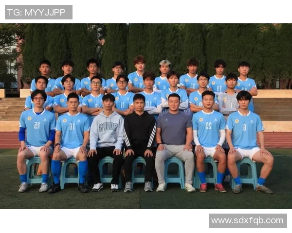 足球明星与女生群像合影展现青春活力与运动魅力